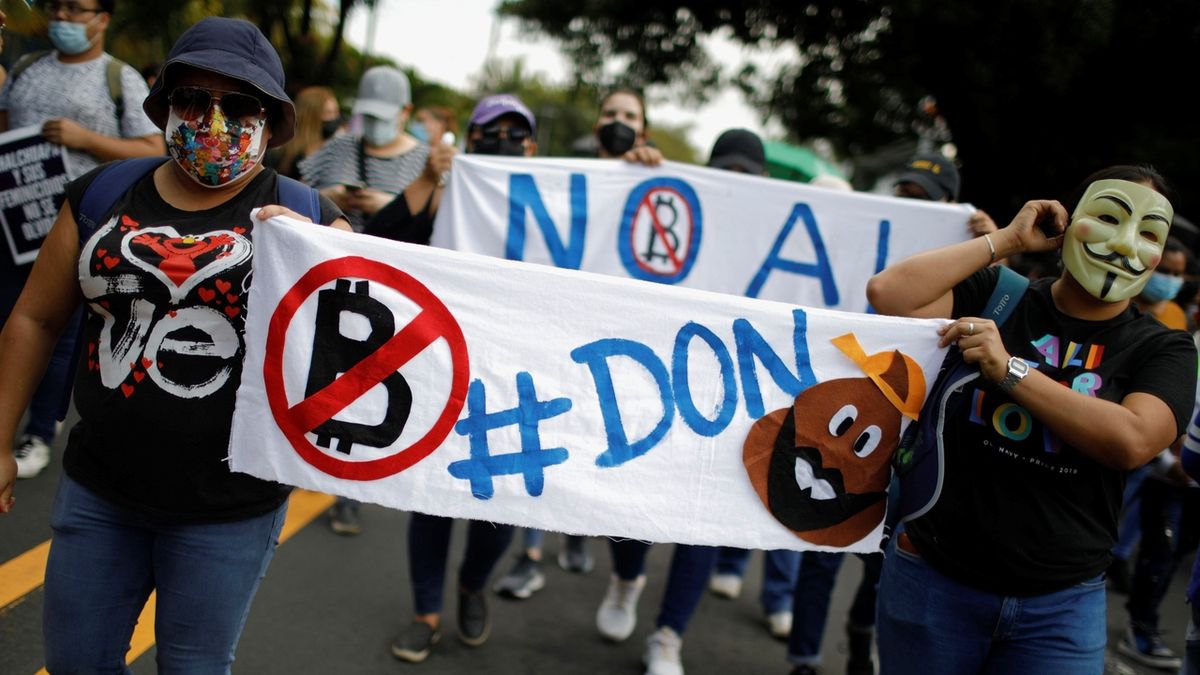 „Bitcoinem platit nechceme.“ Tisíce lidí vyrazily v Salvadoru do ulic